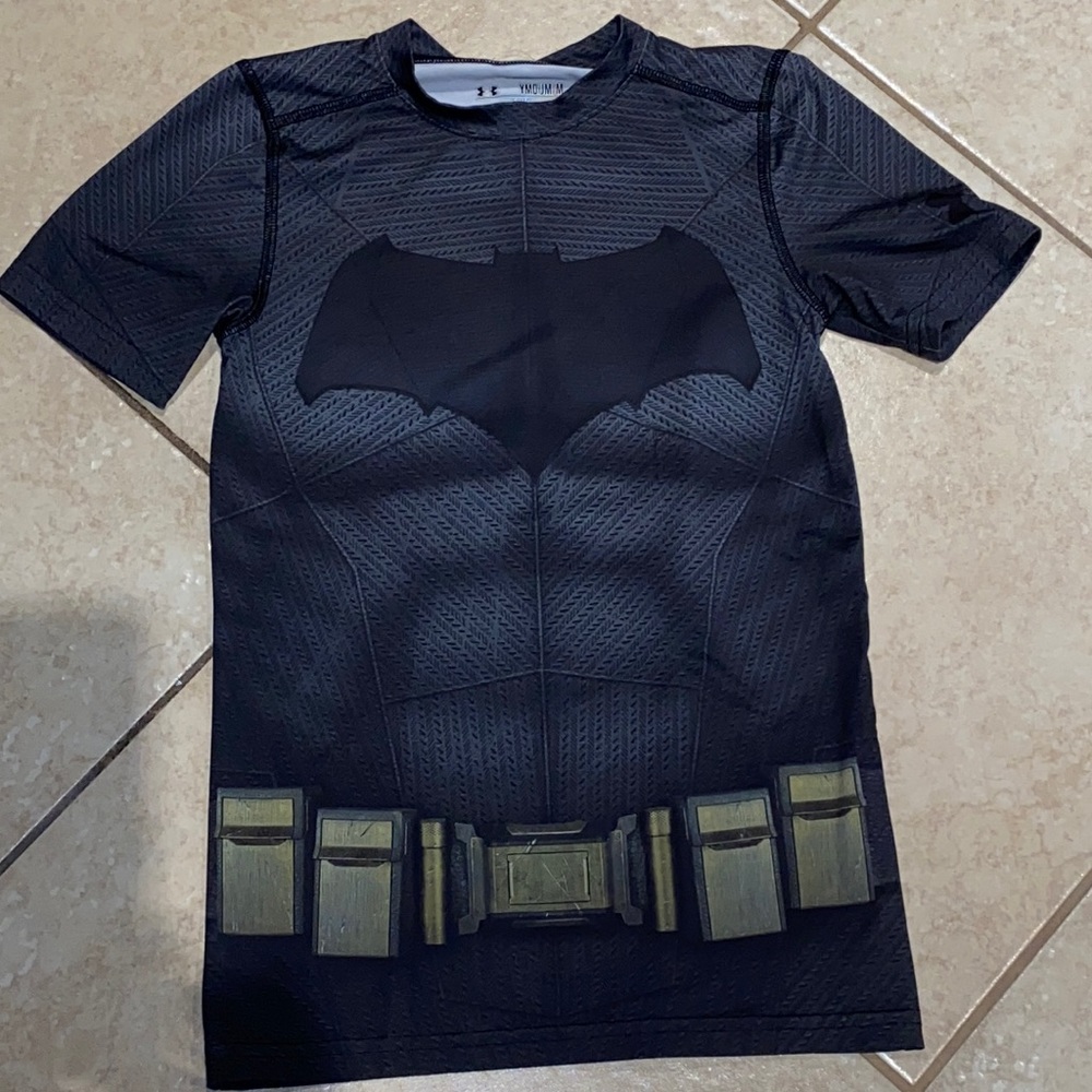 Under armour boys fitted Batman shirt Sz M